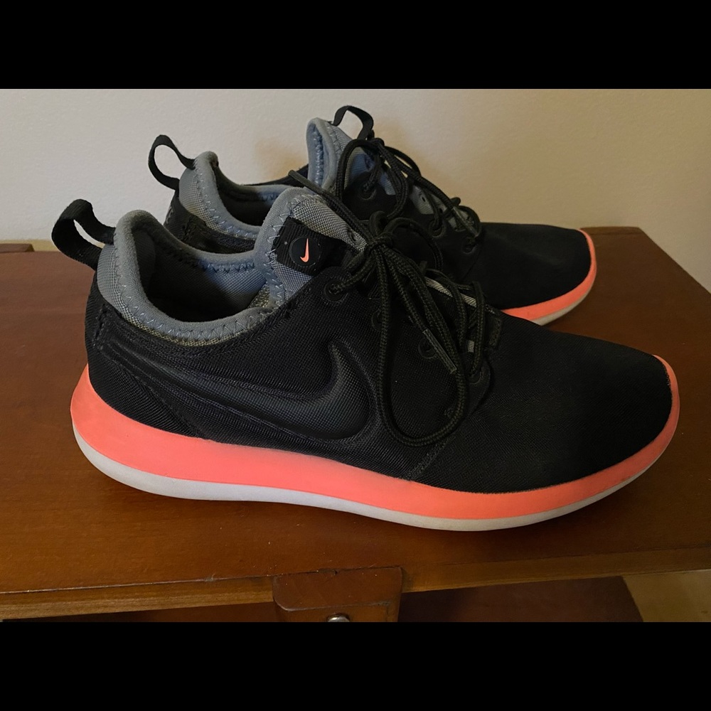 Womens Nike Roshe sz 7.5 pre owned